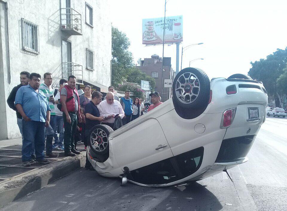 Volcadura en Eje 3 Sur. (Jorge Becerril)