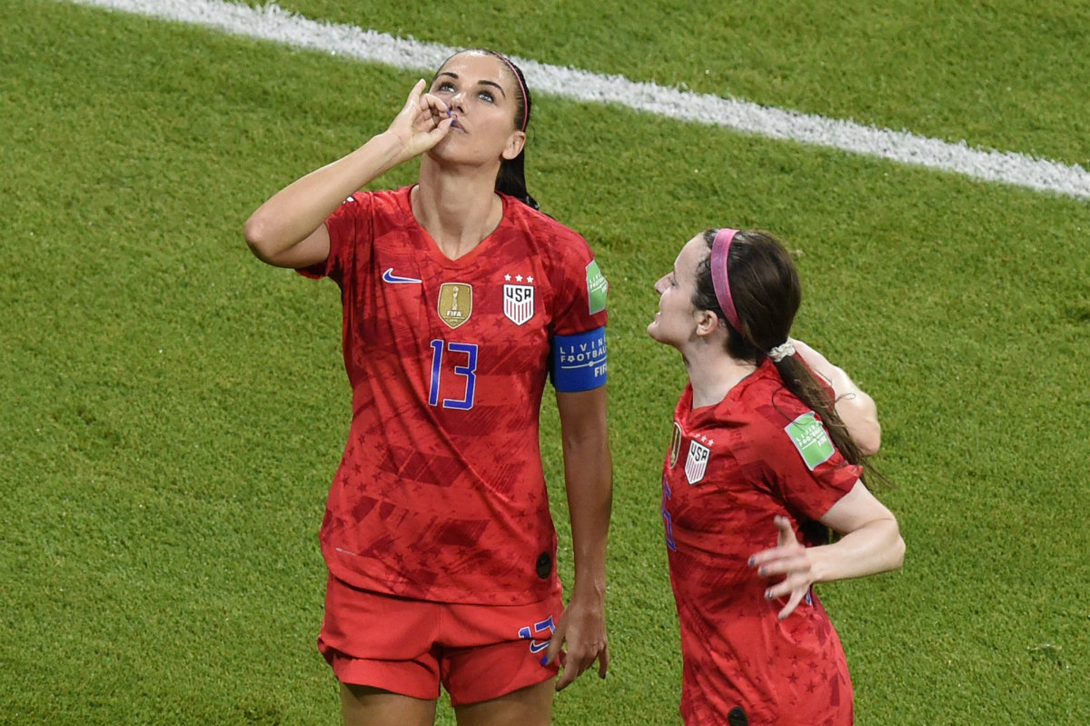 Alex Morgan se burla de Inglaterra tras celebrar como si estuviera tomando té (AFP)