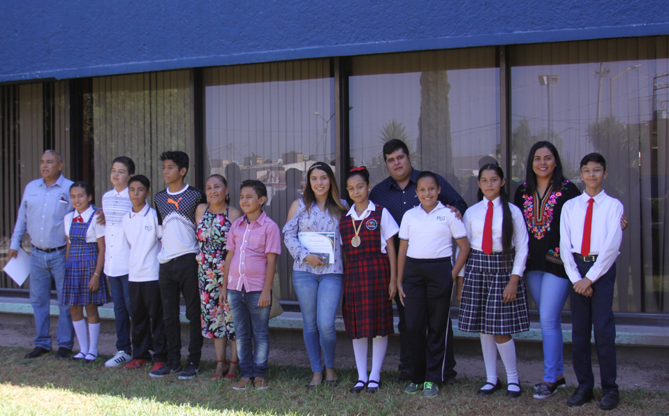Alumnos acompañados por sus maestros en la entrega de reconocimientos de la Olimpiada del Conocimiento Infantil. (Claudia Luévano)
