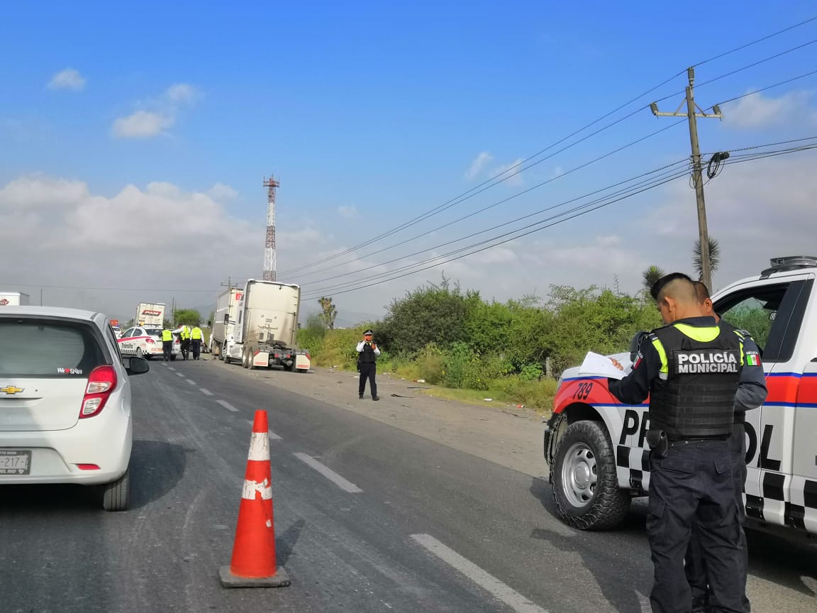Automóvil impactado por tráiler en Libramiento Noroeste (Foto: Especial)