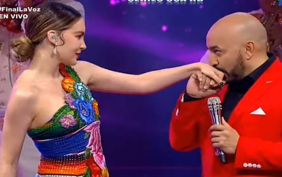 Belinda y Lupillo Rivera cantan ‘Amor de los dos’ en La Voz  (Captura de pantalla).