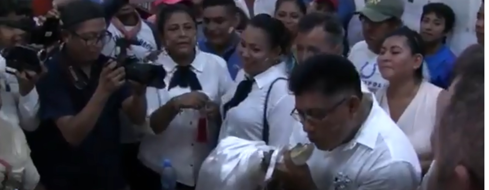 La ceremonia se realiza durante las fiestas patronales. (Captura video AFP)