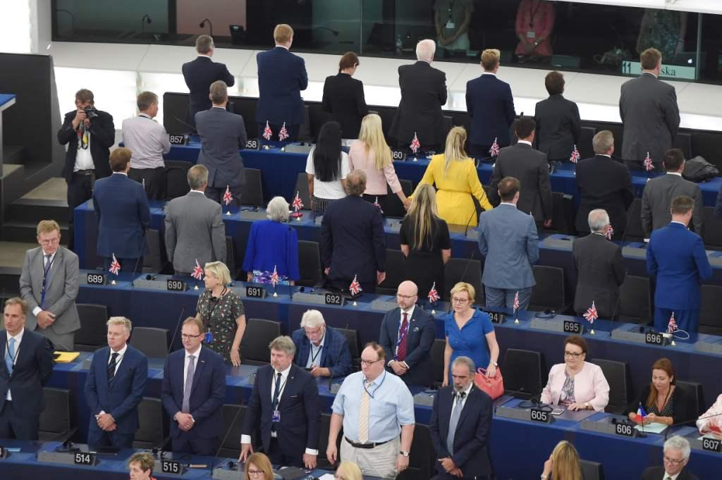 Los eurodiputados del Brexit Party de Nigel Farage se pusieron de espalda mientras sonaba el himno europeo. AFP
