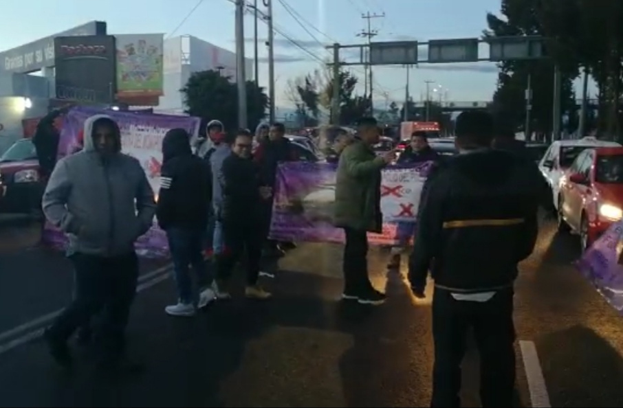 Los manifestantes bloquean los carriles centrales de Periférico Oriente. | César Velázquez