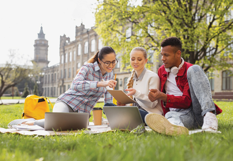 Hay universidades que ofrecen planes de financiamiento para solventar la estancia.