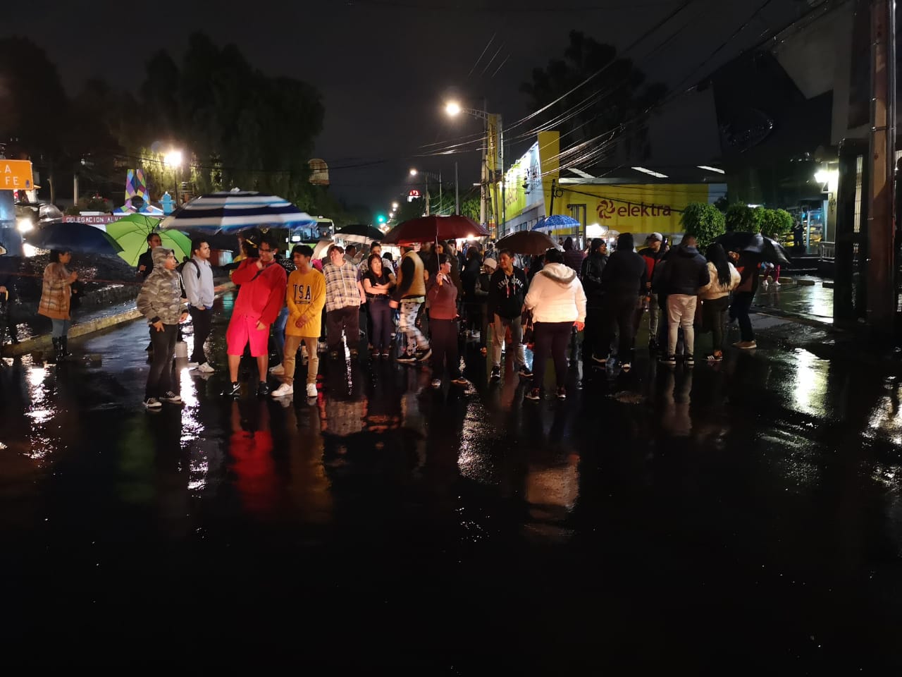 Vecinos de la alcaldía de Álvaro Obregón exigen agua. (Gabriel Ortega)