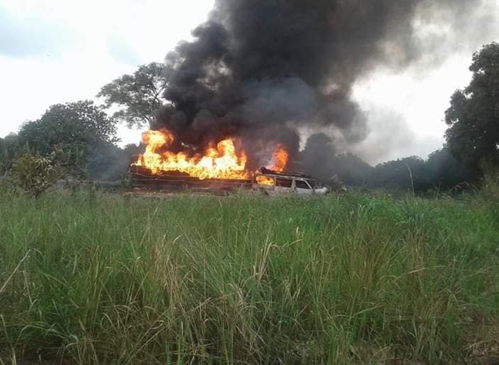 El vehículo volcó cerca de unas tiendas cuando circulaba por el pueblo de Ahumbe, en el Estado de Benue. @HubNaijabuzzhub