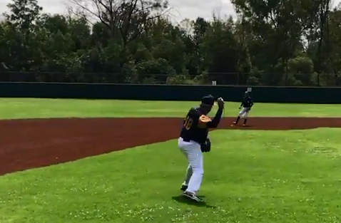 El Presidente se dio el tiempo para practicar beisbol. (Twitter)