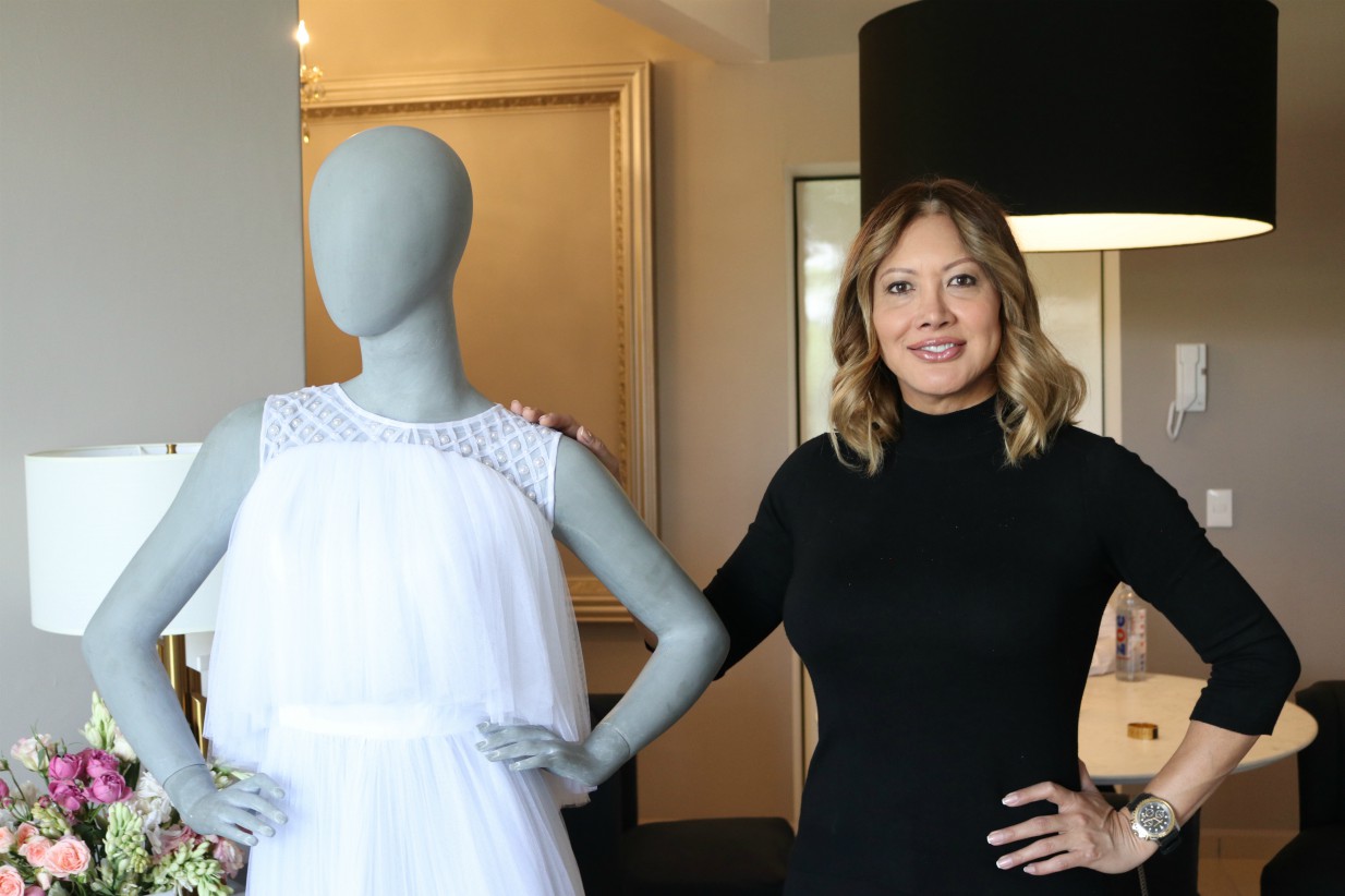 Kathia posa junto a uno de los diseños de su nueva colección de novias (David Roseti).