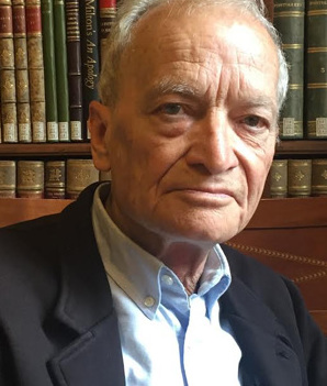 Estudió Derecho, pero abandonó la carrera para dedicarse a la literatura.<p></p>Ha colaborado en periódicos como 'El País', 'ABC' y 'Diario 16'. Conocido principalmente por su tetralogía 'Antagonía', en 2013 recibió el Premio Nacional de la