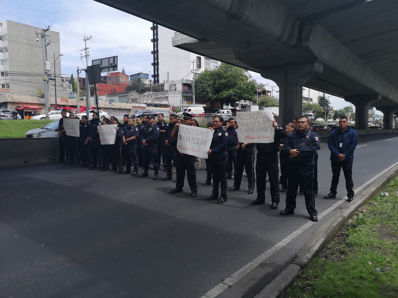 Los manifestantes mantienen cerrada la circulación en Anillo Periférico. César Velázquez