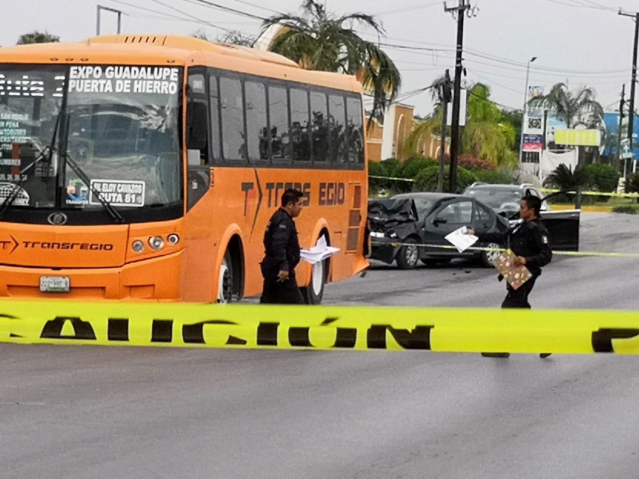 La Policía Ministerial investiga lo sucedido a lo largo de 200 metros de la avenida Eloy Cavazos, en dirección a Guadalupe. Foto: Alexandra Amao