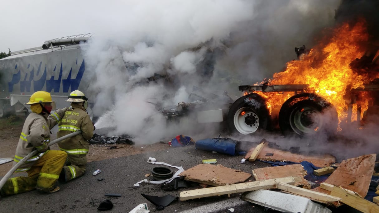 Posteriormente al accidente, los dos vehículos se incendiaron. (Cortesía)
