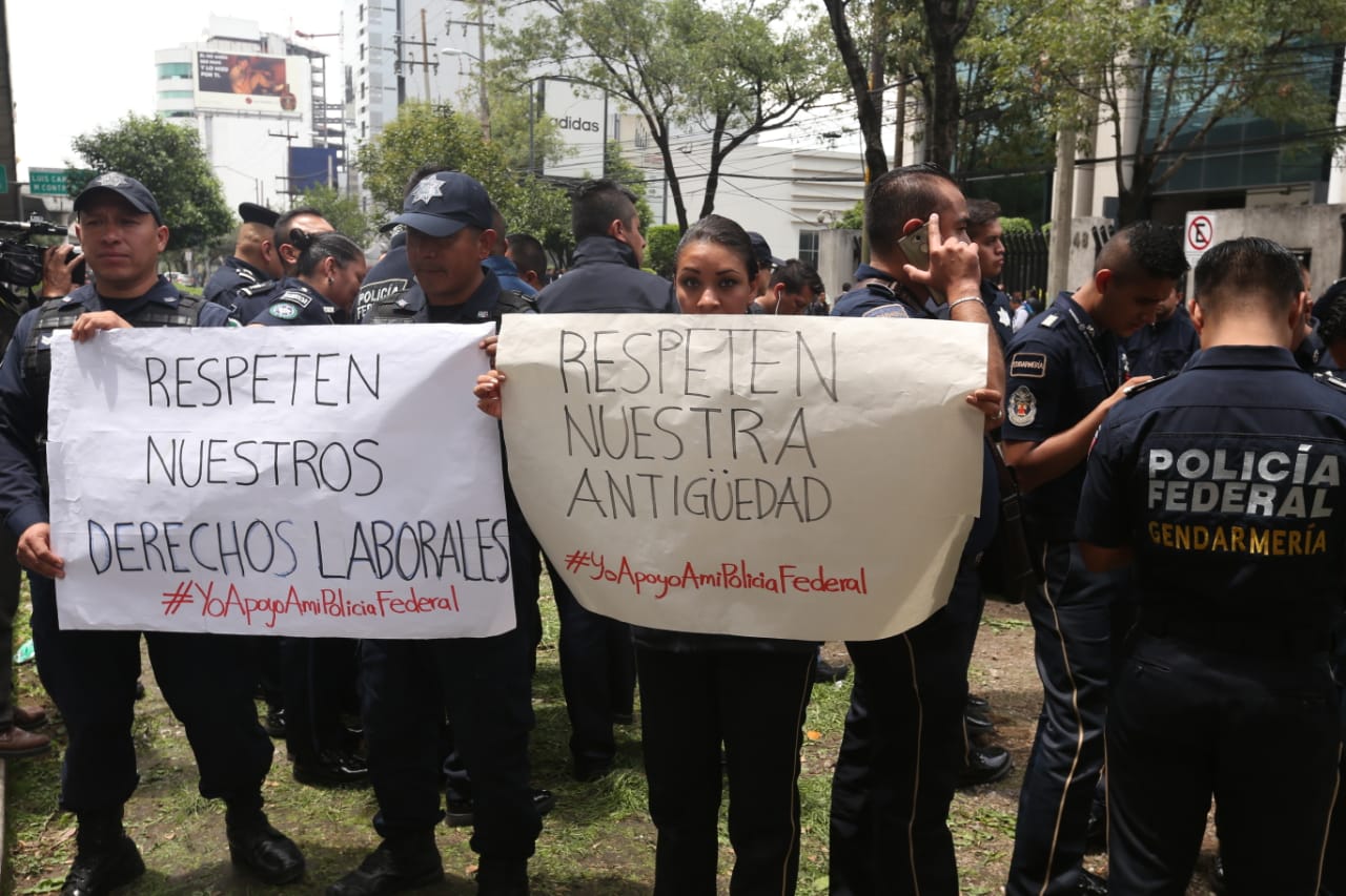 "Respeten nuestros derechos laborales", "Respetan nuestra antigüedad" pedían los policías a Alfonso Duarzo. (Octavio Hoyos)