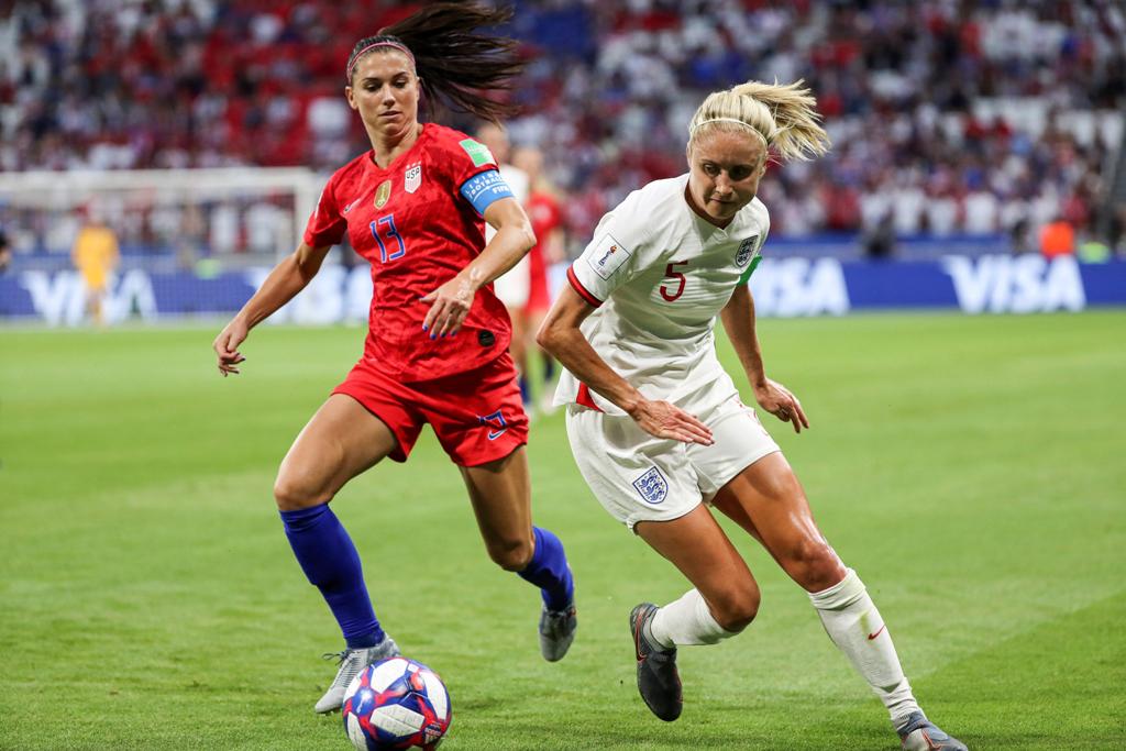 Steph Houghton disputa la bola con Alex Morgan (EFE)