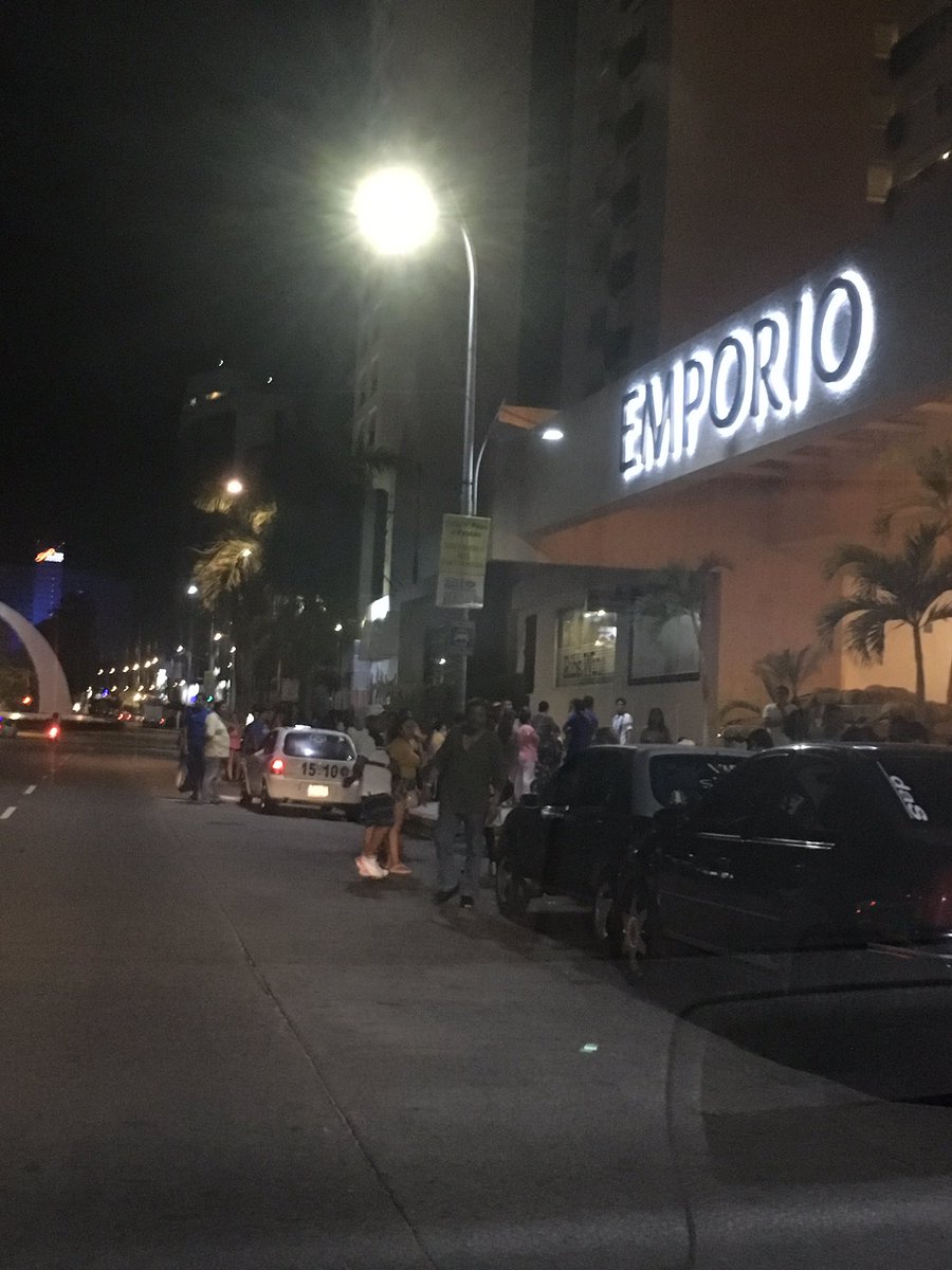 Turistas salieron de hoteles en Acapulco tras percibir el sismo. (Foto tomada de Twitter)