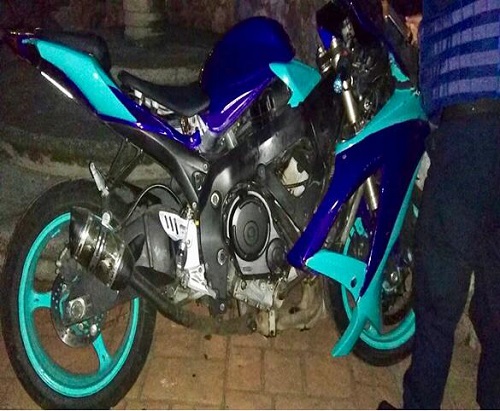 Al parecer viajaban en esta motocicleta. (Especial)