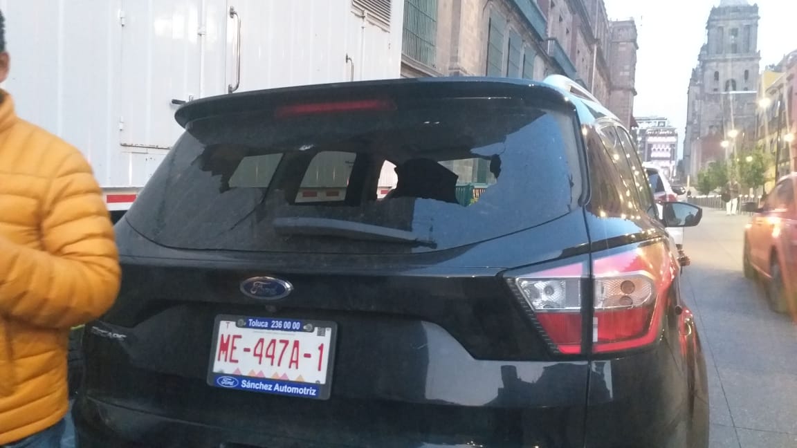 El alcalde estacionó su vehículo en calle Moneda. (César Velázquez)