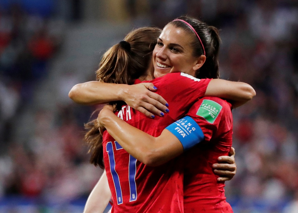 Alex Morgan y  Tobin Heath celebran el pase a la Final del Mundial Femenil Francia 2019 (Reuters)