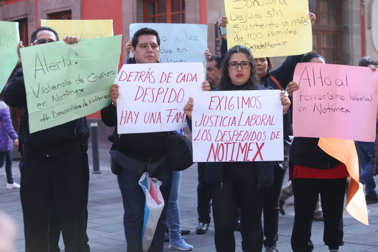 Los empleados llegaron desde temprano frente a Palacio Nacional. (César Velázquez)