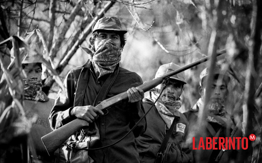 Integrantes del EZLN fotografiados por Eloy Valtierra en 1993. (Foto: Cuartoscuro)