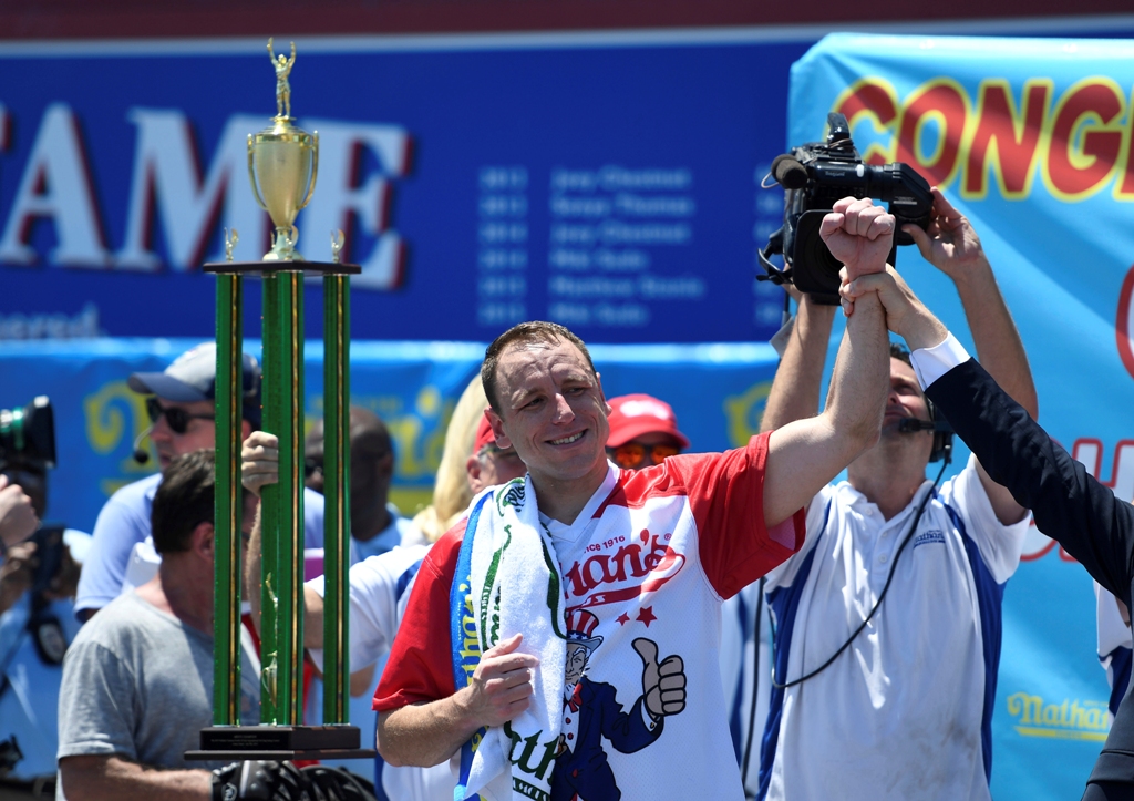 Joey Chestnut solo comió 74 hot dogs en el Día de la Independencia de Estados Unidos (Reuters)