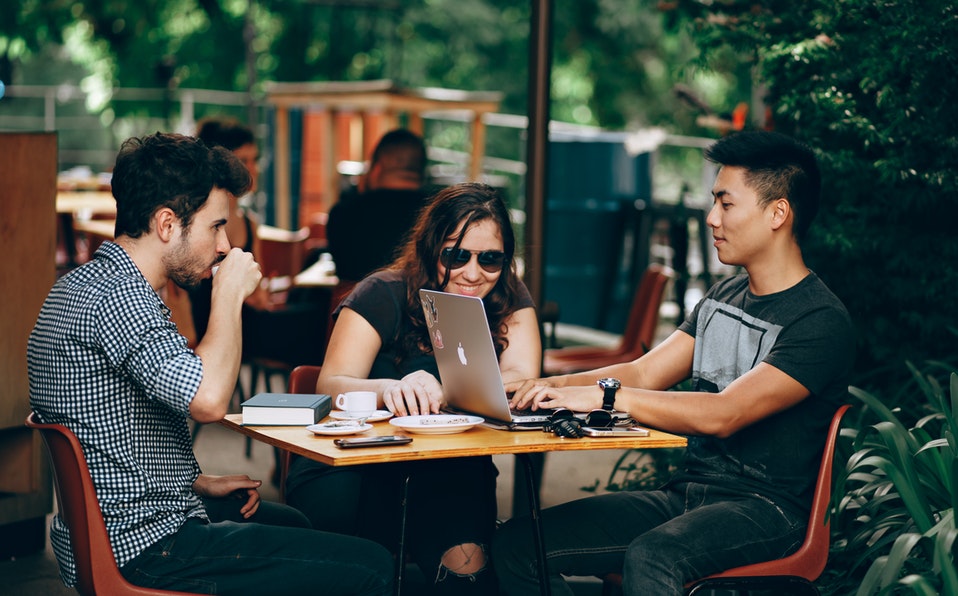 Jóvenes que deseen crear su propio negocio pueden pedir un crédito para emprendedores. (Cortesía Pexels)