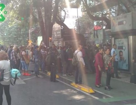 Los manifestantes cerraron el paso en los carriles laterales de Reforma. | Twitter @OVIALCDMX