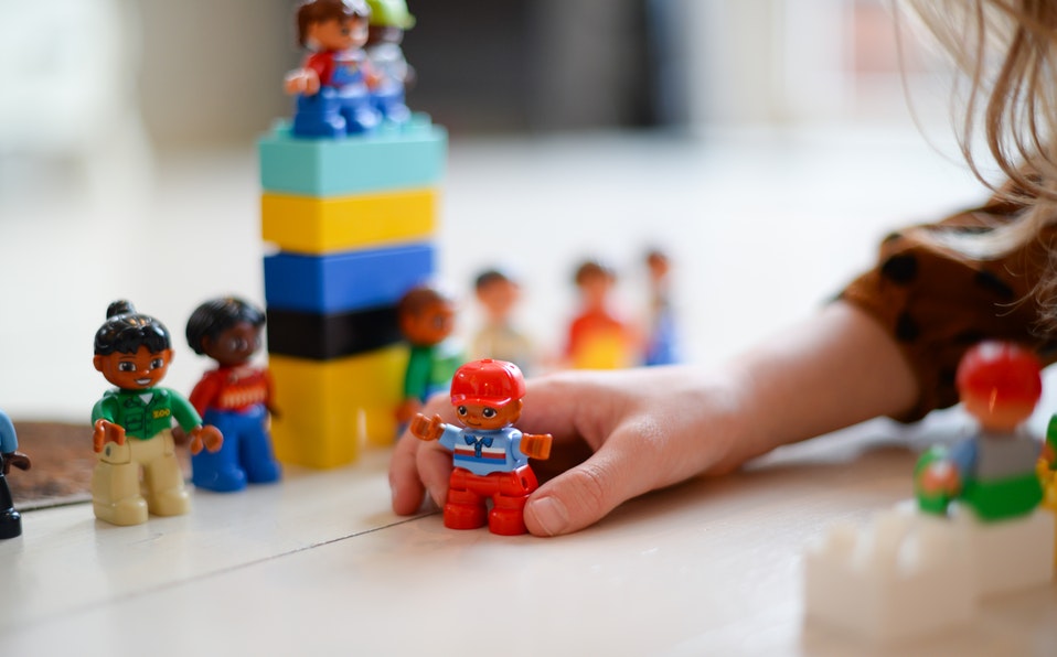 Los niños pueden llegar a ser más sociales por medio de un juguete. (Cortesía Pexels)