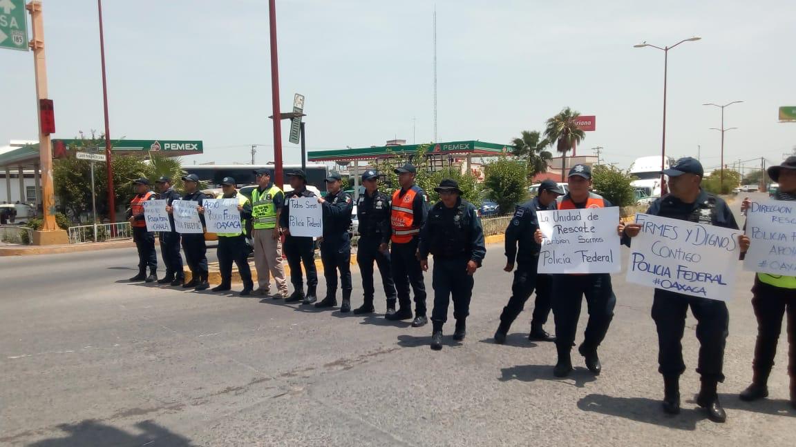 Policías Federales se manfiestan en las instalaciones de la dependencia en Oaxaca. (Óscar Rodríguez)