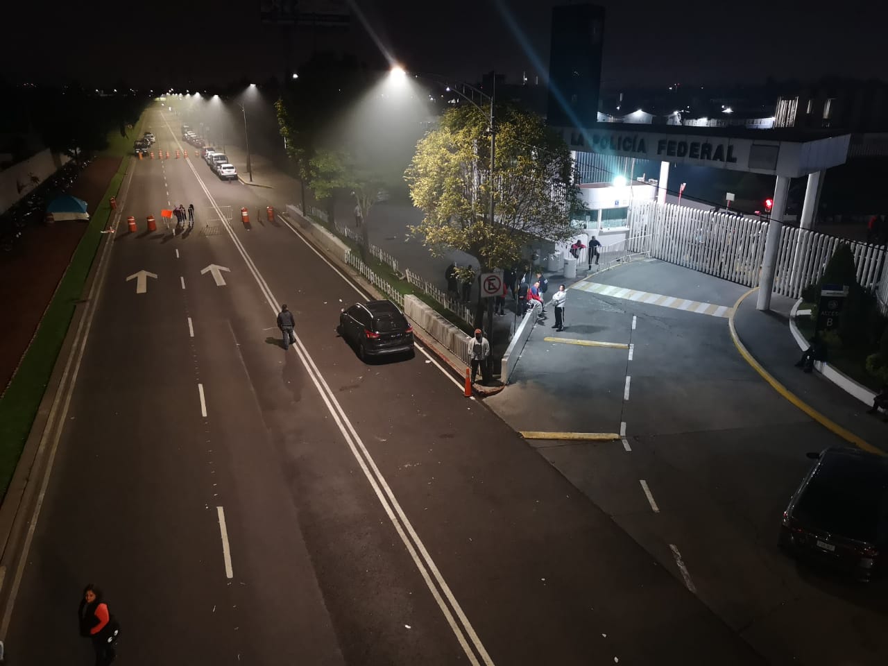 El tránsito vehicular continúa cerrado por policías federales. Alejandro González