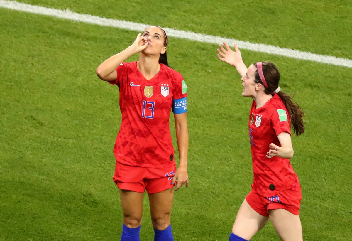 Alex Morgan en festejo de gol en el duelo ante Inglaterra en el Mundial Femenil (Reuters)