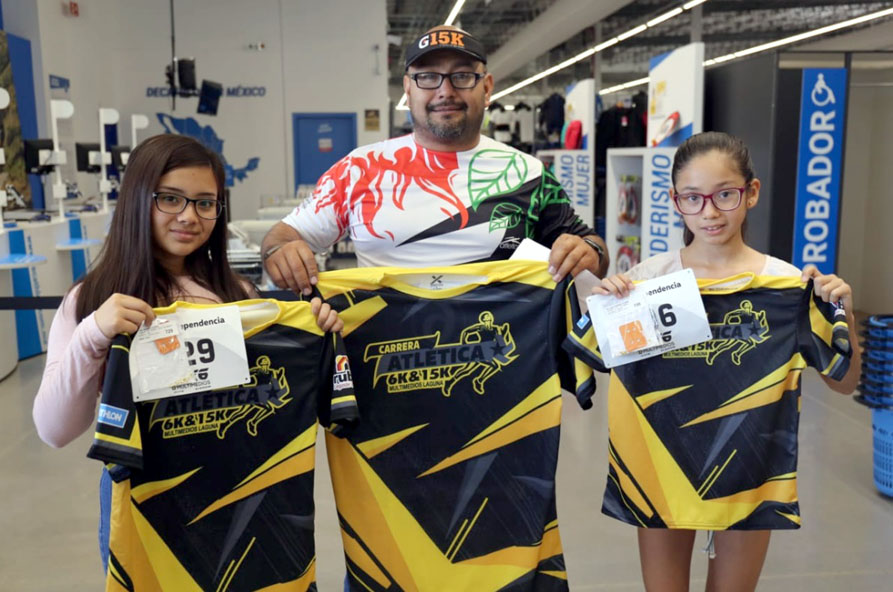 Cientos de personas  acudieron desde temprana hora este viernes por sus kits para la Carrera 6k y 15k Multimedios. (Mauricio Roman)