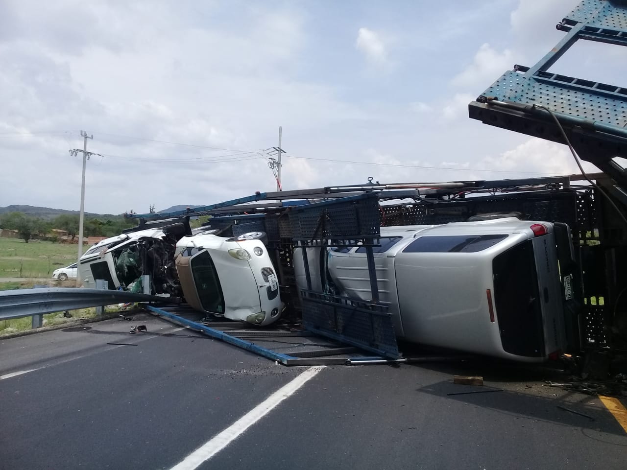 El conductor de un automotor de carga de los conocidos como madrina, perdió el control y se ladeo. (Cortesía)