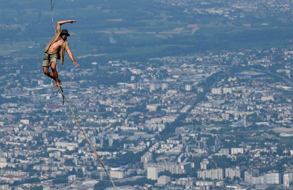 Francia- Un hombre camina en la cuerda floja durante la séptima edición del festival europeo 'Marmotte Highline Project'. AFP / PHILIPPE DESMAZES
