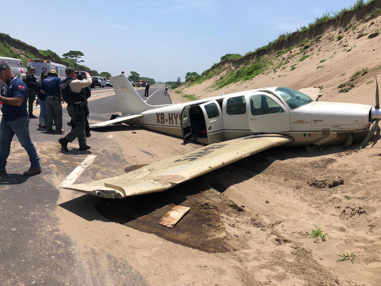 La avioneta aterrizó en el libramiento. (Isabel Zamudio)