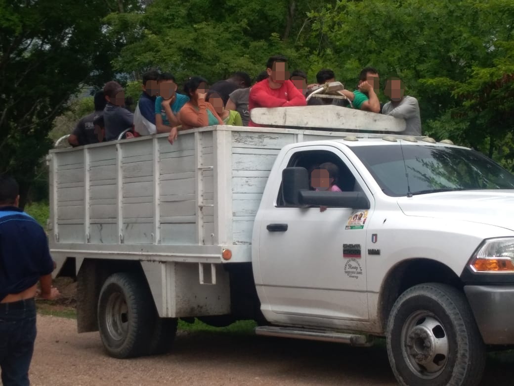 Los migrantes eran transportados en tres vehículos. (Abraham Jiménez)