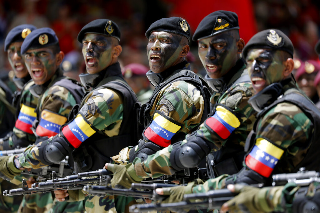 Maduro conmemoró los 208 años de la Independencia con un desfile que se extendió unas dos horas. AP