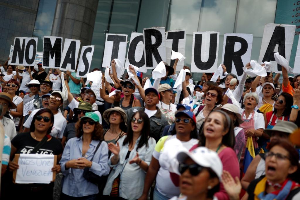 La manifestación, en rechazo a "violaciones de derechos humanos", coincidió con las tradicionales celebraciones del 5 de julio. Reuters