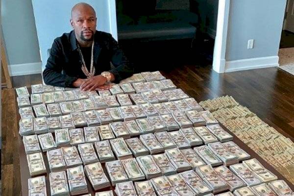 Mayweather junto a sus millones de dólares (Instagram).