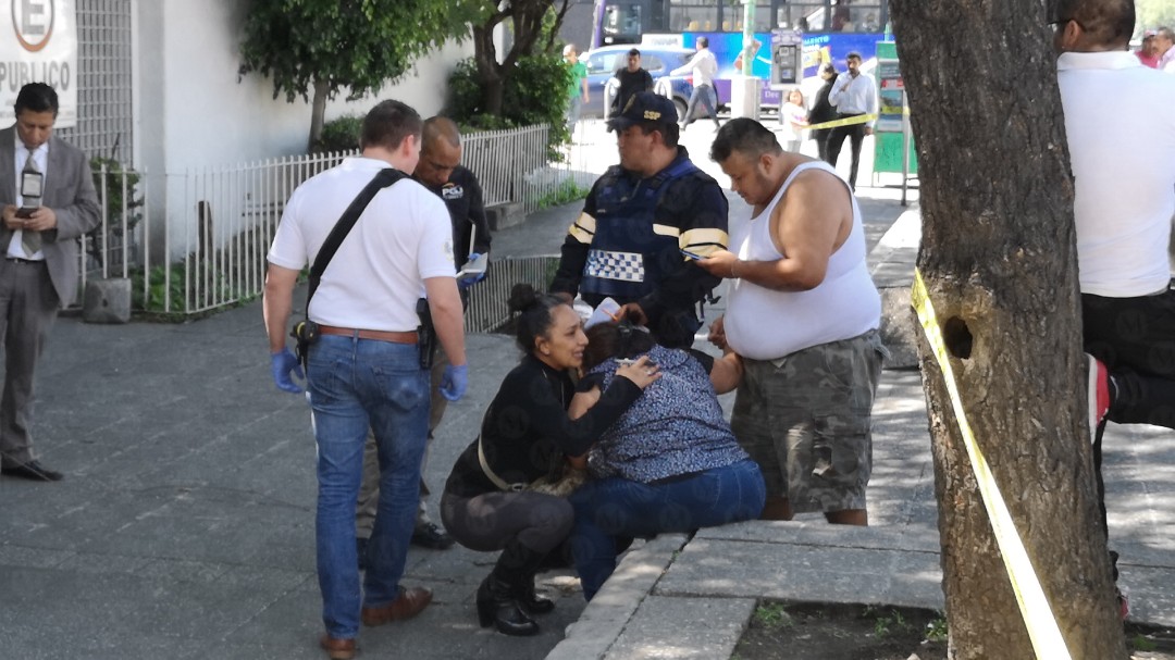Una mujer llora para que lo dejen ver a su hijo, quien fue abatido por un policía de investigación. (Jorge Becerril)