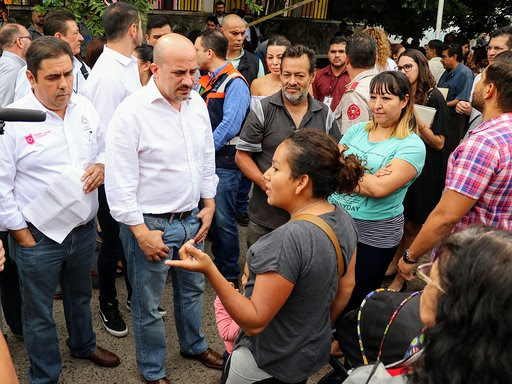 Presidente municipal de Guadalajara entrega apoyos a afectados por granizada (cortesía)
