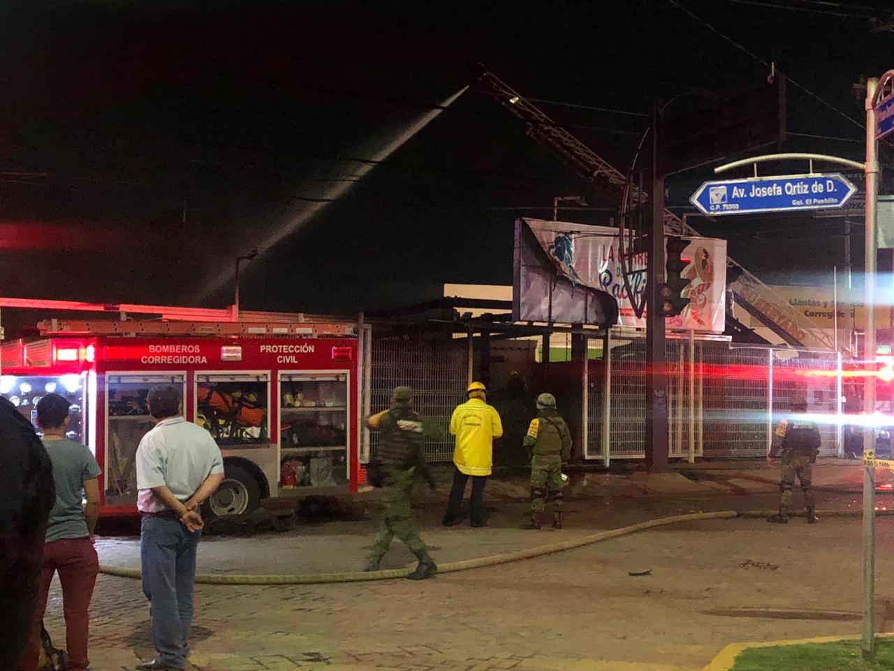 Un restaurante fue incendiado en Querétaro luego de que lanzaran bombas molotov al techo. (Estrella Álvarez)