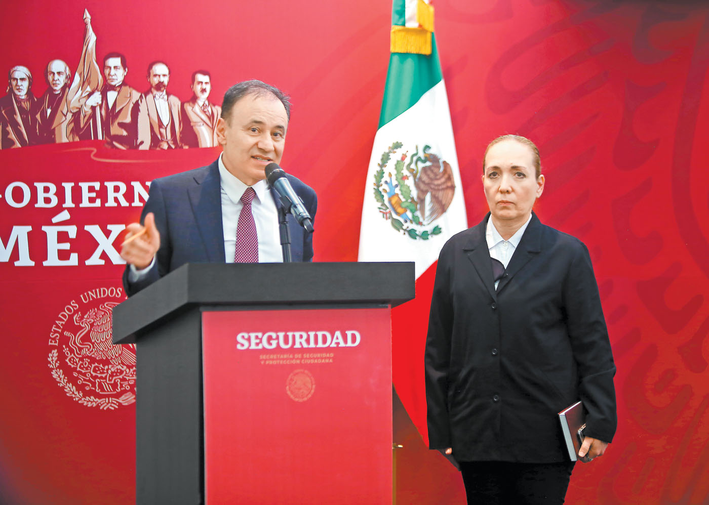 El titular de la SSP y Patricia Trujillo, coordinadora de la GN. (J. C. Bautista)