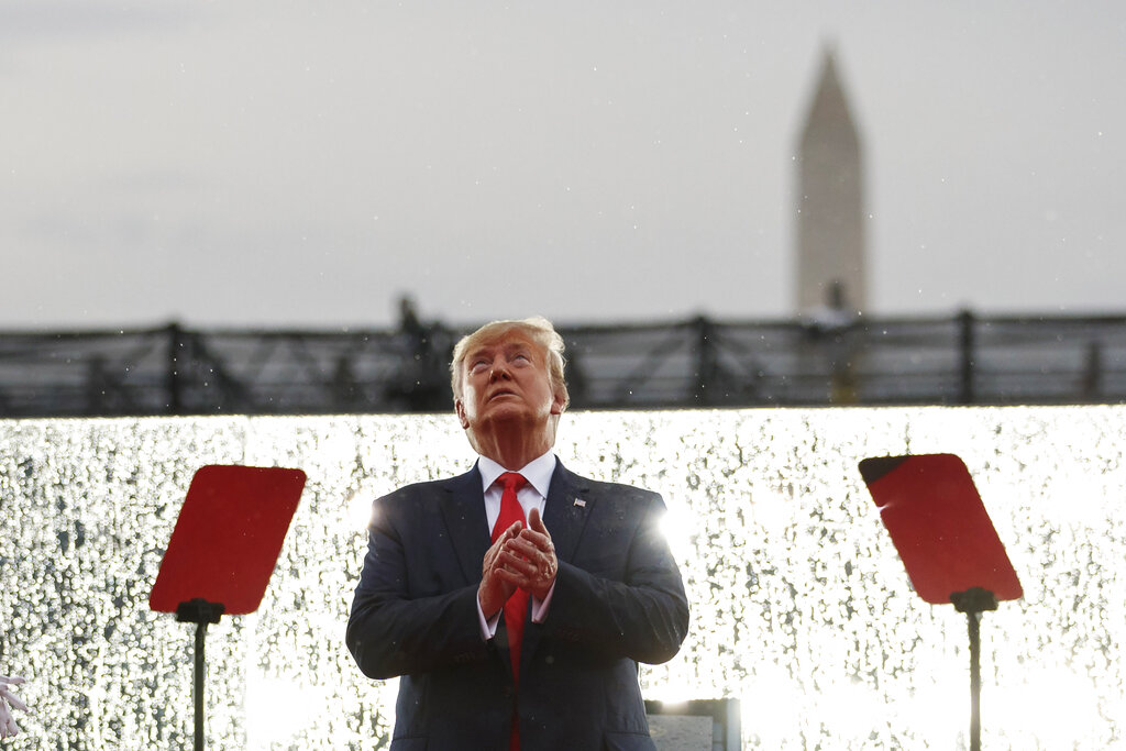 Trump justificó hoy esos errores históricos por problemas en el teleprómpter. AP