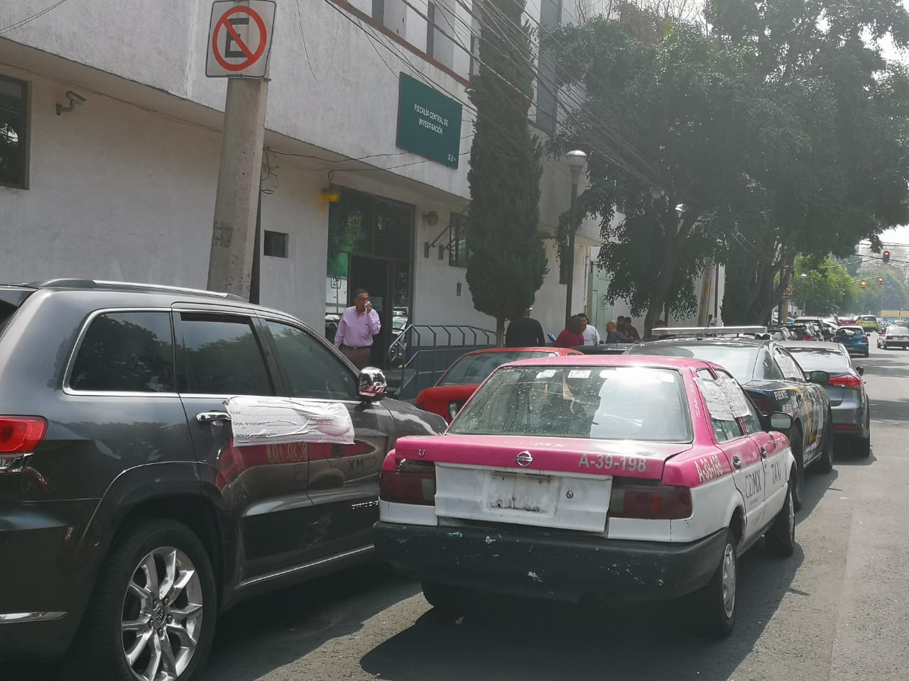 Uno de los vehículos que se encuentran sin resguardo es el taxi desde donde asesinaron a un bebé. (Ignacio Alzaga)