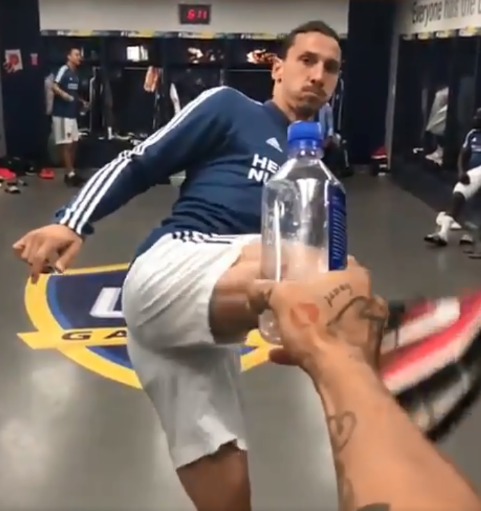 Zlatan Ibrahimovic realizando el Bottle Cap Challenge (Twitter: @LAGalaxy)