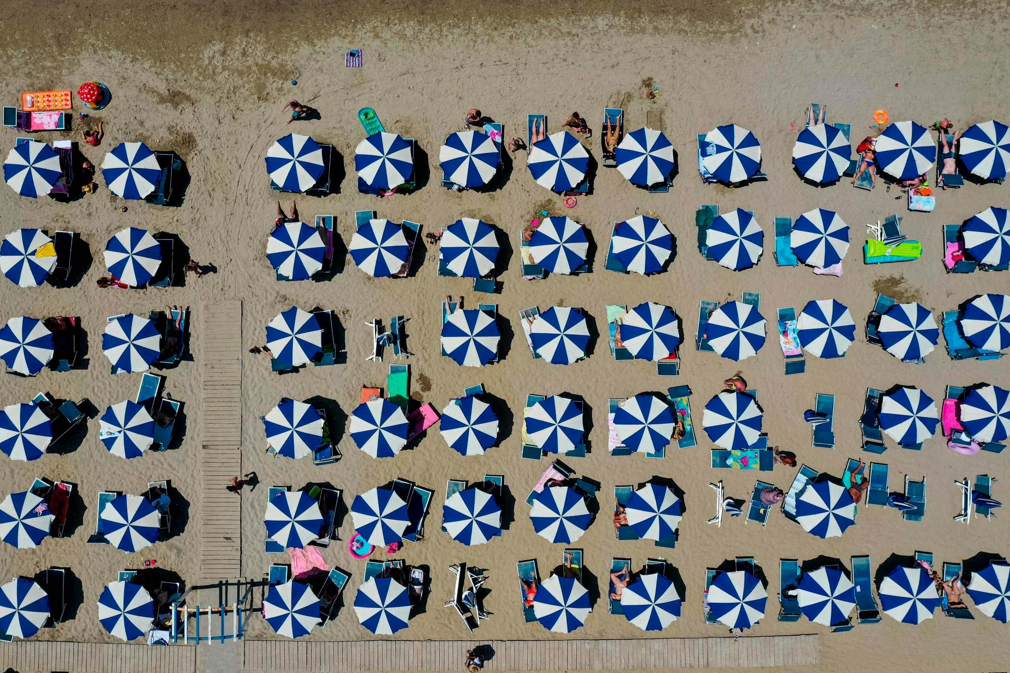 Albania. Una fotografía aérea muestra sombrillas perfectamente alineadas en una playa del mar Adriático en Durres. (AFP)