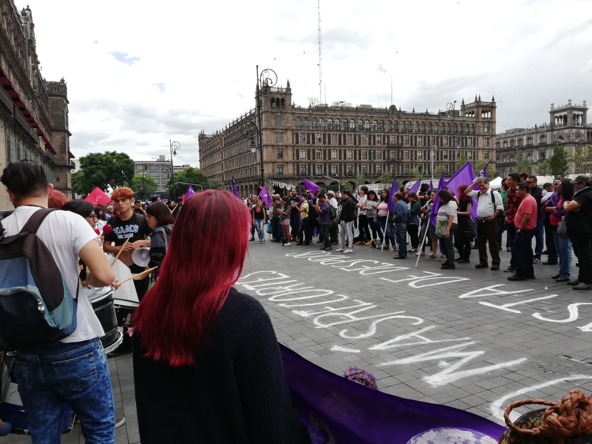 Cerca de cien personas realizan un mitin frente a Palacio Nacional ante los recortes laborales (Fanny Miranda)