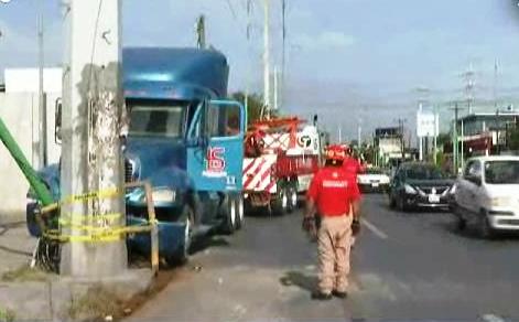 Conductor perdió el control impactándose contra poste de luz (Foto: Especial)